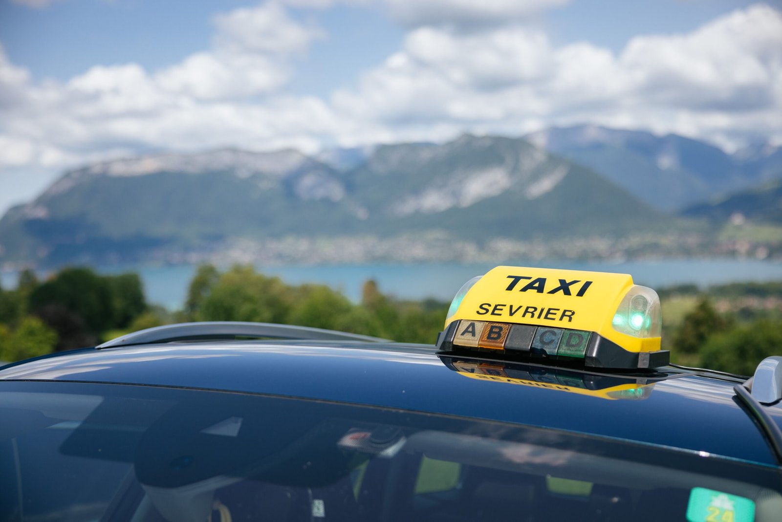 VOITURE SUR ROUTE ANNECY